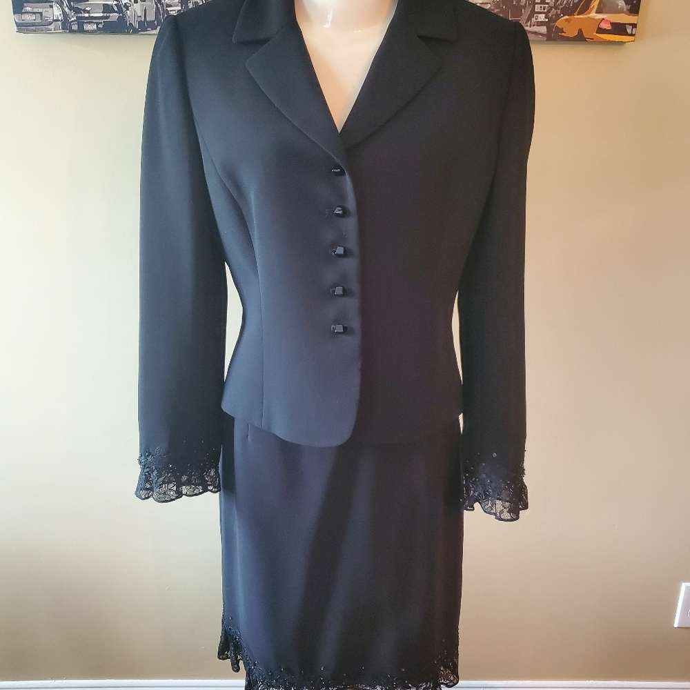 Skirt suit